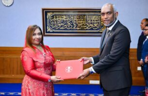 އިނގިރޭސިވިލާތުގެ ސަފީރުކަމުގެ ފަތްކޮޅު ޖަމީލާއަށް ރައީސް އަރުއްވައިފި thumbnail image