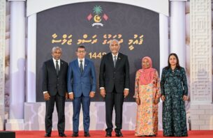 'ޝީ'އާއި ހިދުމަތްތެރި ތިން ބޭފުޅަކަށް ޝަރަފުވެރިކަމުގެ ގައުމީ އިނާމު އަރުވައިފި thumbnail image