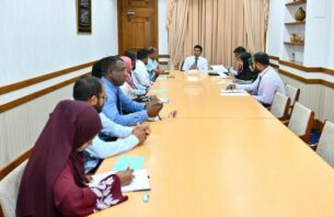 ނޮޅިވަރަންފަރުގެ މަޝްރޫޢުތަކާ ގުޅޭގޮތުން ނައިބު ރައީސާ އެކު މަޝްވަރާތަކެއް ކުރައްވައިފި thumbnail image