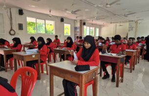 ރާއްޖޭގެ އެކި ކަންކޮޅުތަކުގައި 8000ވުރެ ގިނަ ދަރިވަރުންނާ އެކު އޯލެވެލް އިމްތިހާނު ފަށައިފި thumbnail image