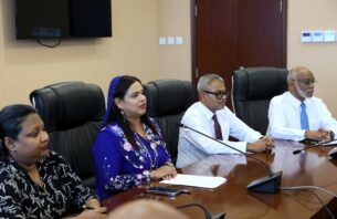 ރާއްޖެއިން ބޭރުގައި ތިއްބަވާ ސަފީރުންނާ ޚާރިޖީ ވަޒީރު މަޝްވަރާކުރައްވައިފި thumbnail image