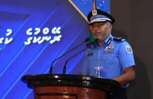 ކޮންމެ ފުލުހަކުވެސް ޕްރޮފެޝަނަލް މިންގަނޑުގައި ހިފެހެއްޓުމަށް ޕޮލިސް ކޮމިޝަނަރު ގޮވާލައްވައިފި thumbnail image