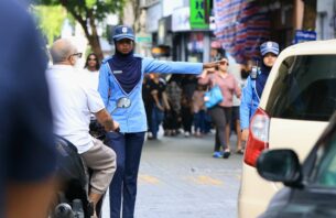 ސައިކަލެއް ވަގަށް ނަގައި، ވަންވޭއާ ޚިލާފަށް ދުއްވި ދެ ބިދޭސީއަކު ހައްޔަރުކޮށްފި thumbnail image