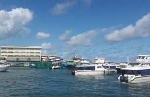 ވިލިމާލެއާ ދިމާ ބޭރުން ލޯންޗަކާއި ދޯންޏެއްޖެހި އެކްސިޑެންޓެއް ހިނގައިފި thumbnail image